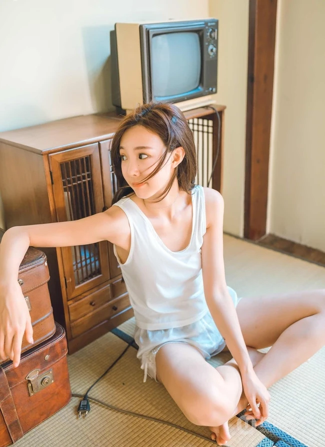 开始想念夏天，穿着清凉少女室内写真，满满怀旧色彩