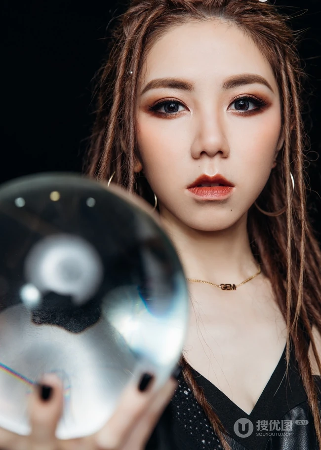 邓紫棋酷美脏辫造型最新写真，着不同服饰尽显个性潮流魅力