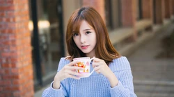 街拍咖啡厅和咖啡的亚洲美女和欧美女生壁纸图片