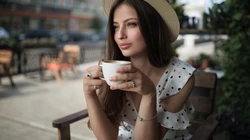 街拍咖啡厅和咖啡的亚洲美女和欧美女生壁纸图片
