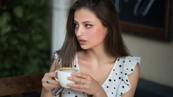 街拍咖啡厅和咖啡的亚洲美女和欧美女生壁纸图片