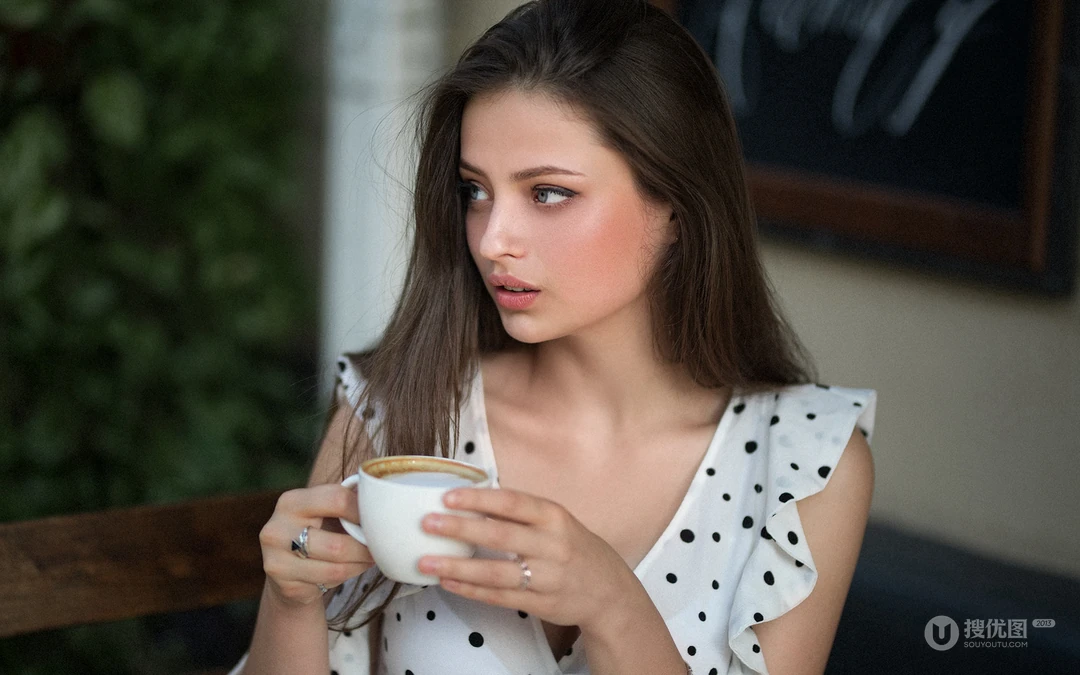 街拍咖啡厅和咖啡的亚洲美女和欧美女生壁纸图片
