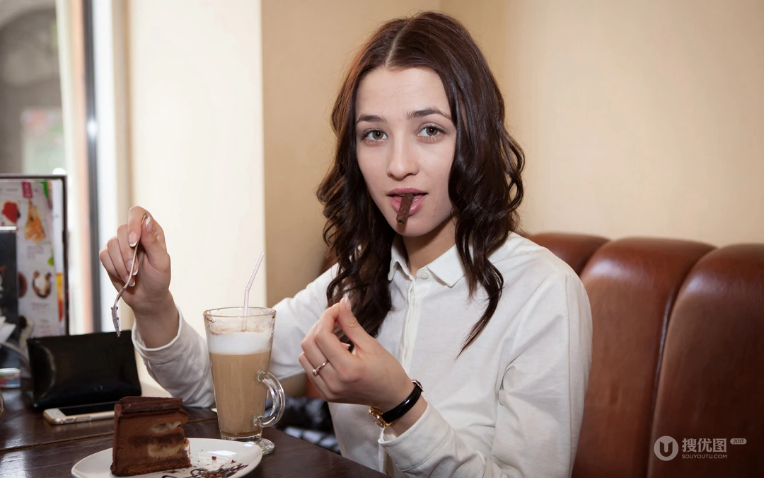 街拍咖啡厅和咖啡的亚洲美女和欧美女生壁纸图片