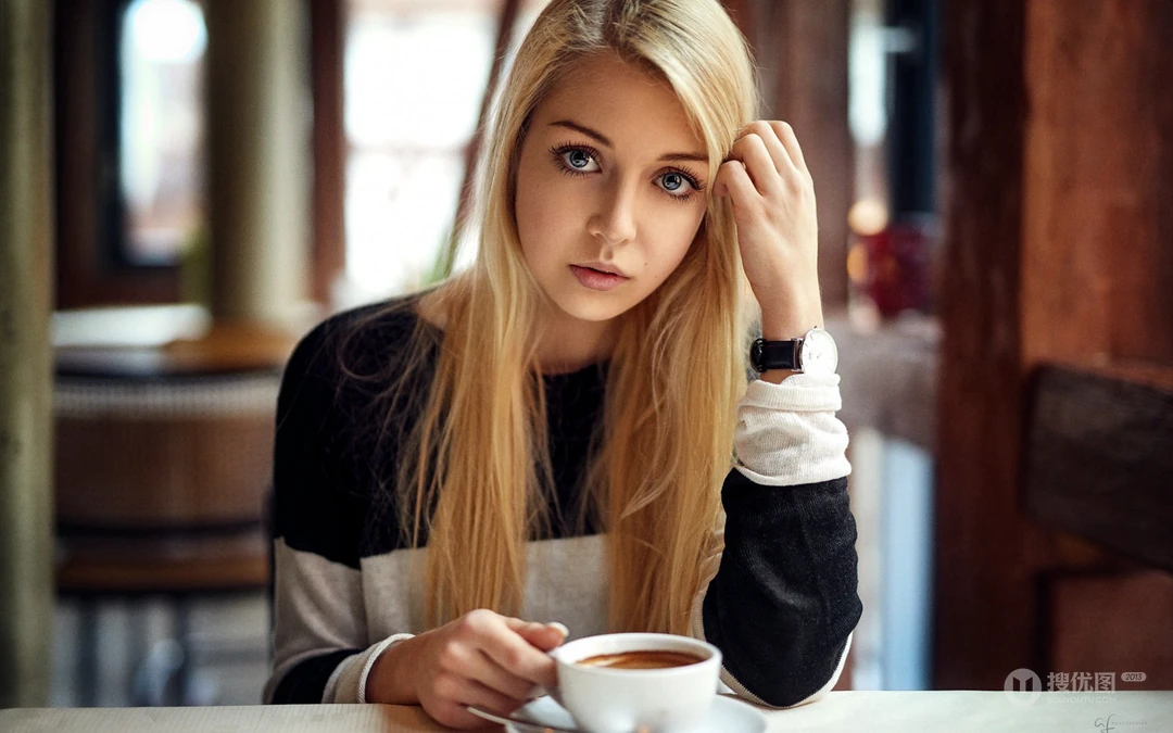 街拍咖啡厅和咖啡的亚洲美女和欧美女生壁纸图片