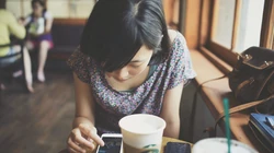 冬季街头，繁华都市的咖啡厅里喝着咖啡的欧美女生高清壁纸