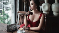 冬季街头，繁华都市的咖啡厅里喝着咖啡的欧美女生高清壁纸