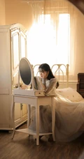 韵味十足清新女孩着公主裙室内迎着阳光室内写真图片