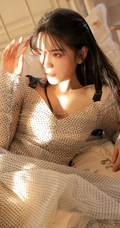 韵味十足清新女孩着公主裙室内迎着阳光室内写真图片