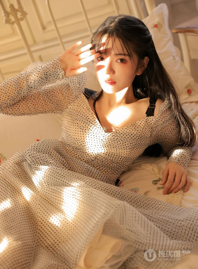 韵味十足清新女孩着公主裙室内迎着阳光室内写真图片