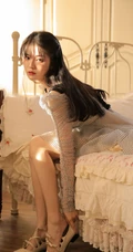 韵味十足清新女孩着公主裙室内迎着阳光室内写真图片