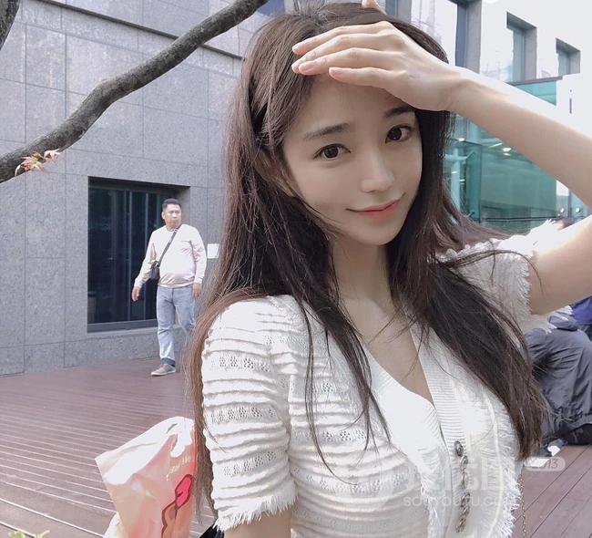 嘴唇很有特色的韩国女生金道妍气质自拍，写真，生活照图集