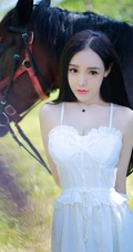 气质90后女生嫩模杨子芯甜美动人写真，生活照图集