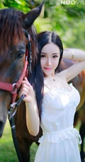 气质90后女生嫩模杨子芯甜美动人写真，生活照图集