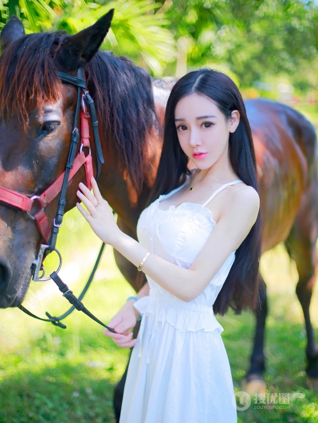 气质90后女生嫩模杨子芯甜美动人写真，生活照图集