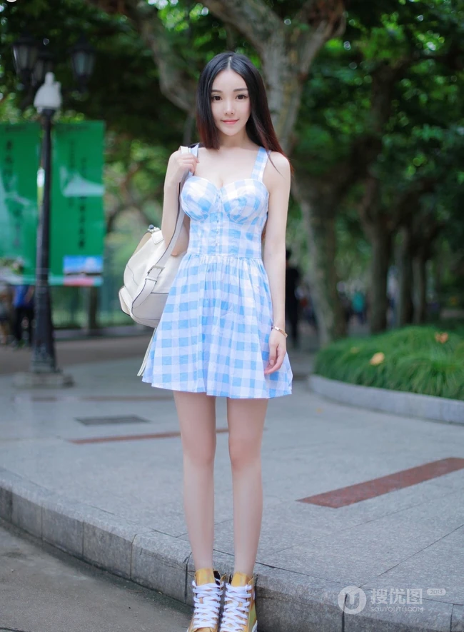 气质90后女生嫩模杨子芯甜美动人写真，生活照图集