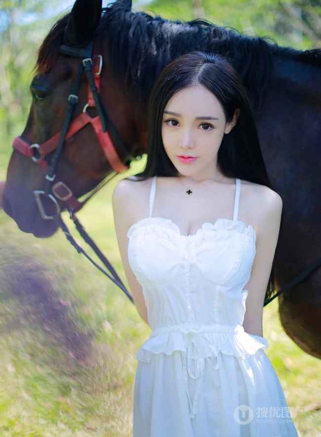 气质90后女生嫩模杨子芯甜美动人写真，生活照图集