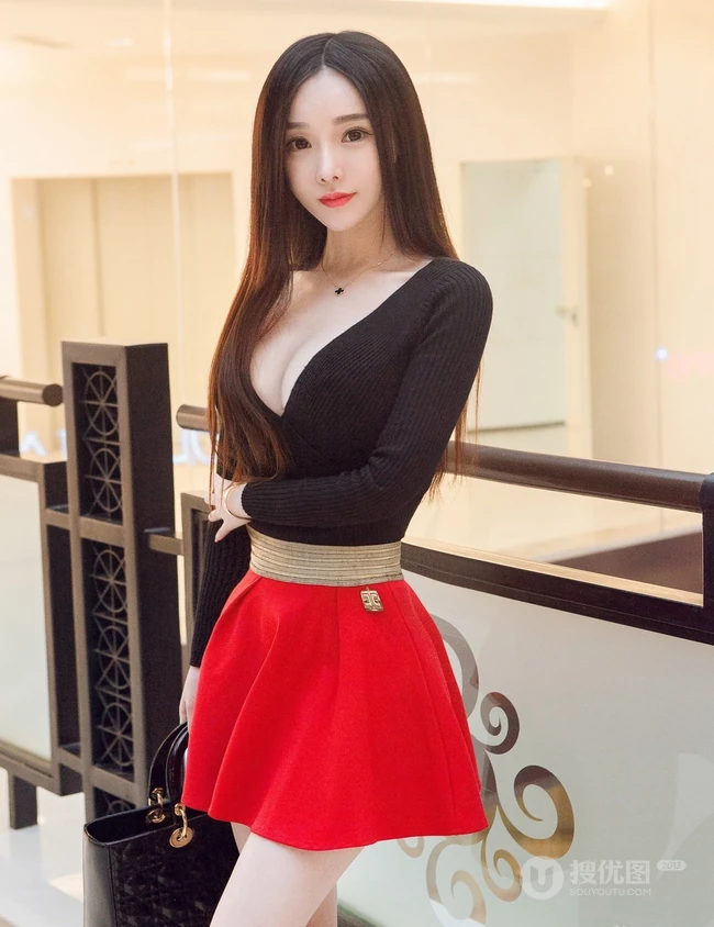 气质90后女生嫩模杨子芯甜美动人写真，生活照图集