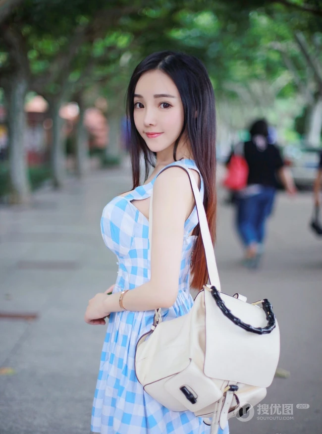 气质90后女生嫩模杨子芯甜美动人写真，生活照图集