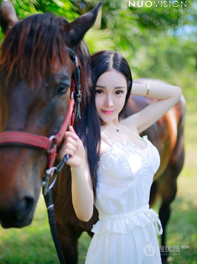气质90后女生嫩模杨子芯甜美动人写真，生活照图集
