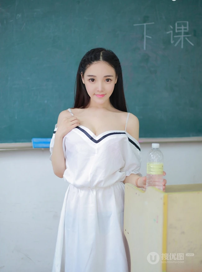 气质90后女生嫩模杨子芯甜美动人写真，生活照图集