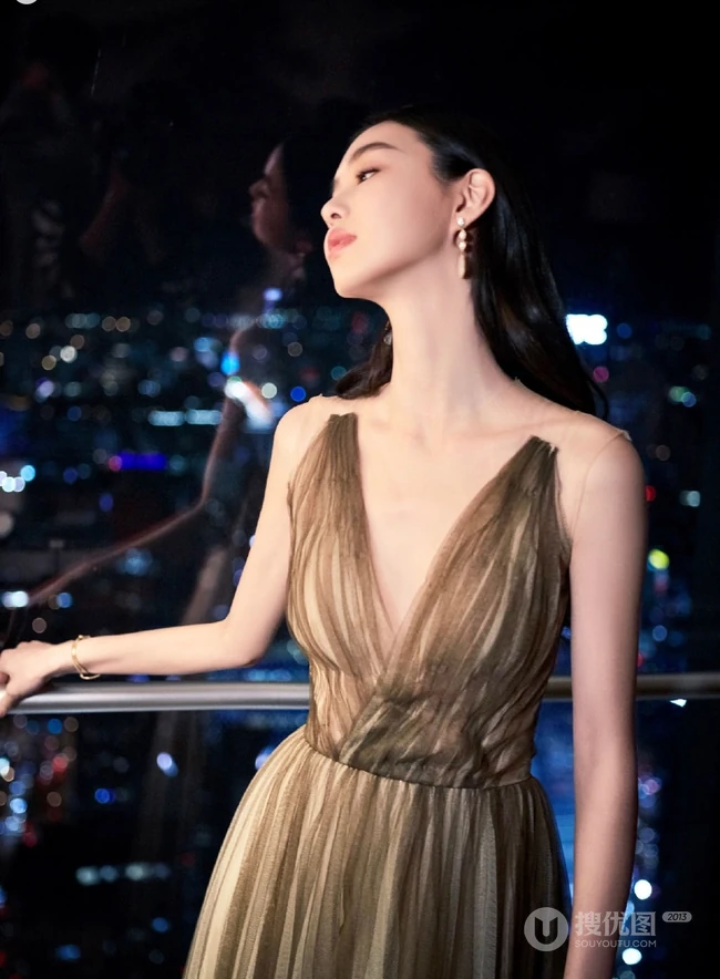 法籍华裔女生模特陈瑜，气质V领露背礼服魅力写真图片