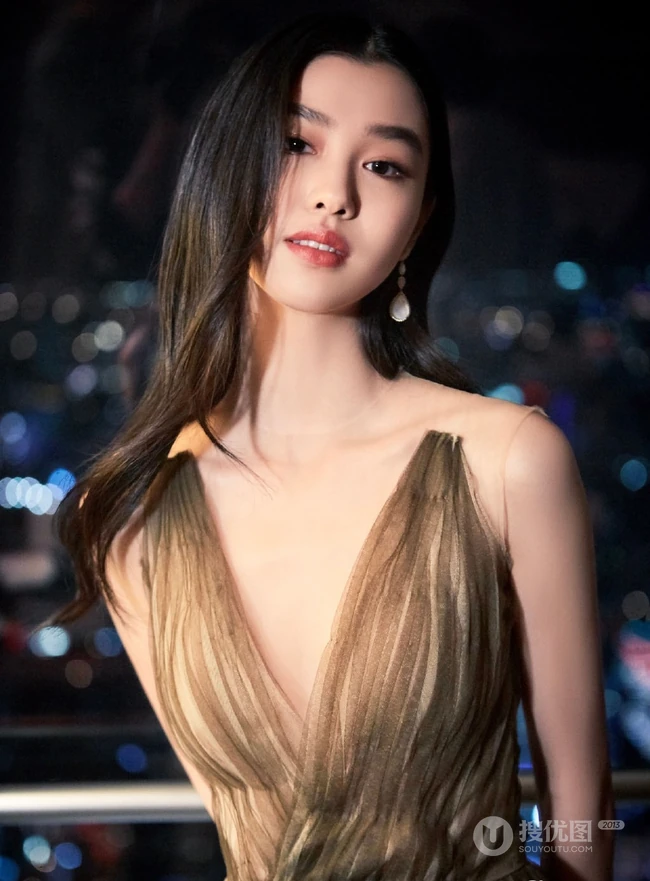 法籍华裔女生模特陈瑜，气质V领露背礼服魅力写真图片