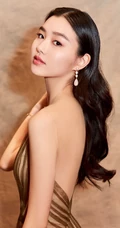法籍华裔女生模特陈瑜，气质V领露背礼服魅力写真图片