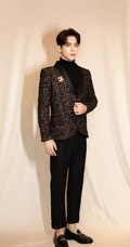 浓眉大眼双眼皮，五官帅气男星曾舜晞魅力休闲西装写真图片