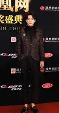 浓眉大眼双眼皮，五官帅气男星曾舜晞魅力休闲西装写真图片