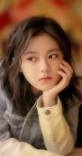 赵今麦卷发发型搭牛仔衣唯美朦胧室内写真图集