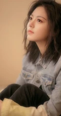 赵今麦卷发发型搭牛仔衣唯美朦胧室内写真图集