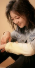 赵今麦卷发发型搭牛仔衣唯美朦胧室内写真图集
