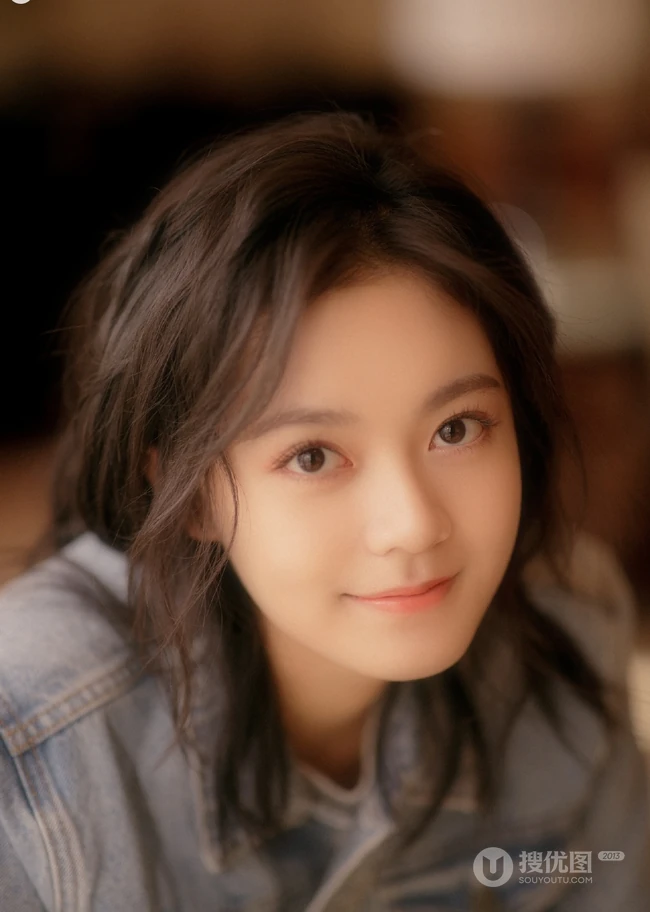 赵今麦卷发发型搭牛仔衣唯美朦胧室内写真图集