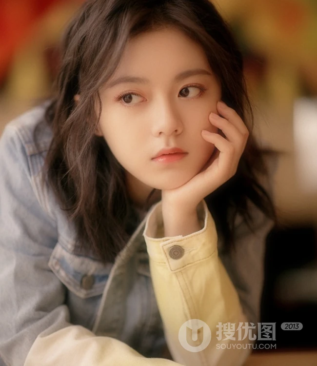赵今麦卷发发型搭牛仔衣唯美朦胧室内写真图集