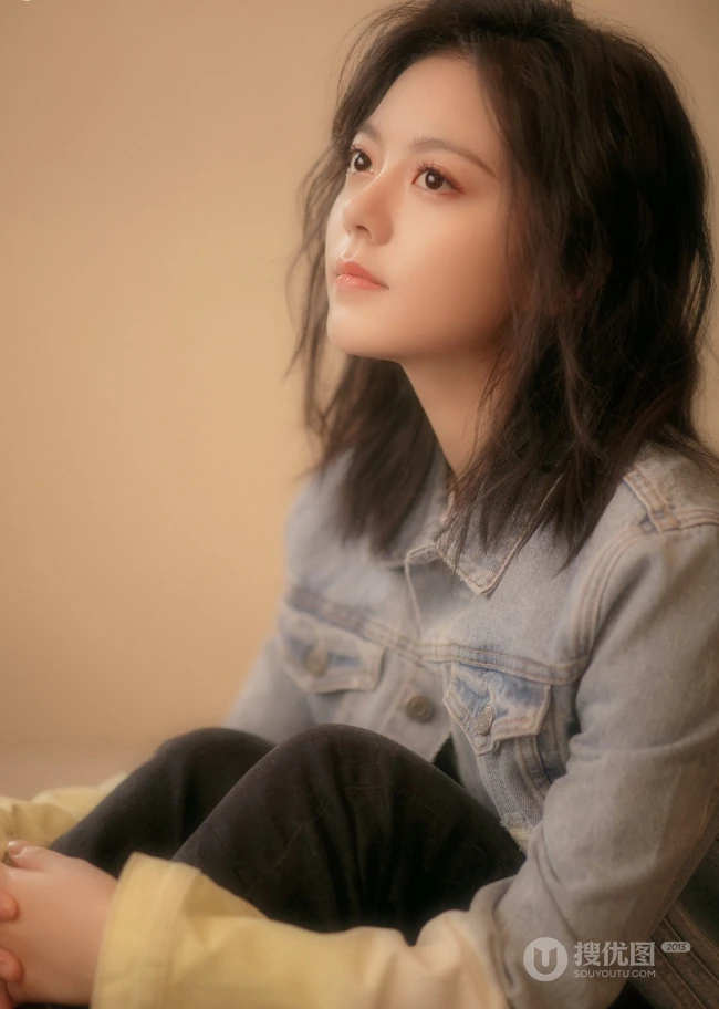 赵今麦卷发发型搭牛仔衣唯美朦胧室内写真图集