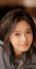 赵今麦卷发发型搭牛仔衣唯美朦胧室内写真图集