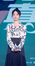 女明星徐好清新白色字母衬衫路边藤蔓前写真图片