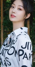 女明星徐好清新白色字母衬衫路边藤蔓前写真图片