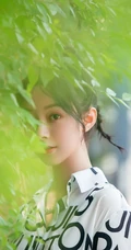 女明星徐好清新白色字母衬衫路边藤蔓前写真图片