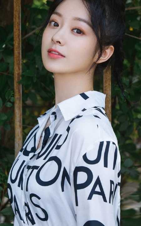女明星徐好清新白色字母衬衫路边藤蔓前写真图片