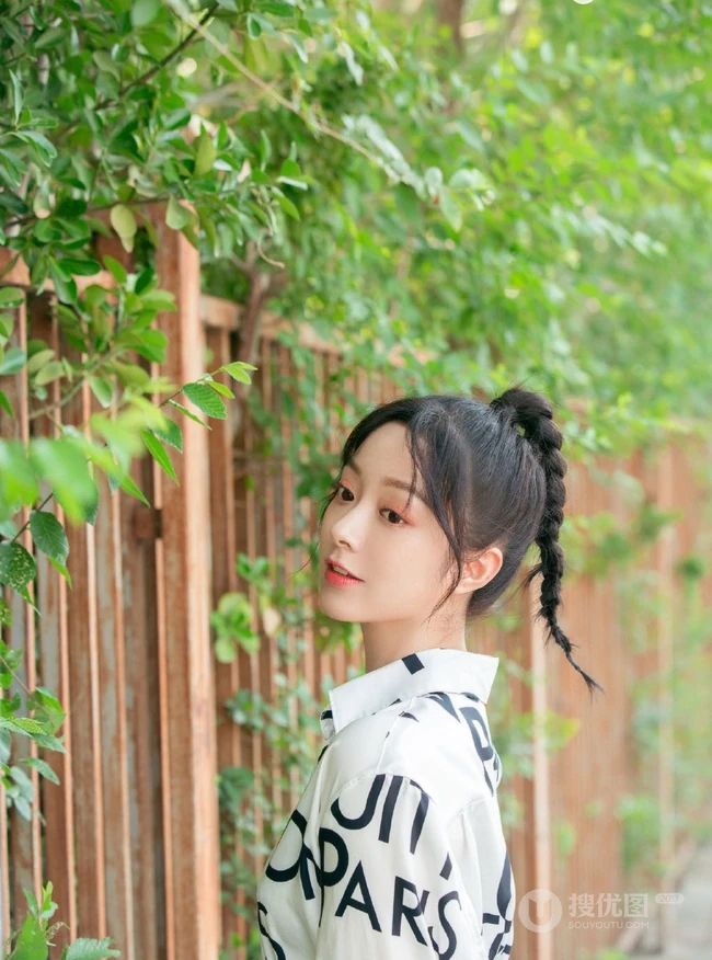 女明星徐好清新白色字母衬衫路边藤蔓前写真图片