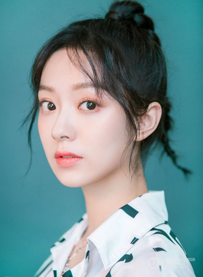 女明星徐好清新白色字母衬衫路边藤蔓前写真图片