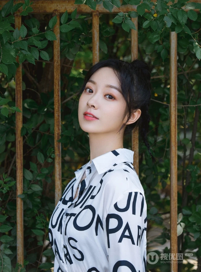 女明星徐好清新白色字母衬衫路边藤蔓前写真图片
