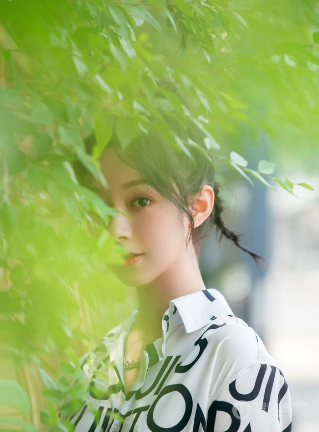 女明星徐好清新白色字母衬衫路边藤蔓前写真图片