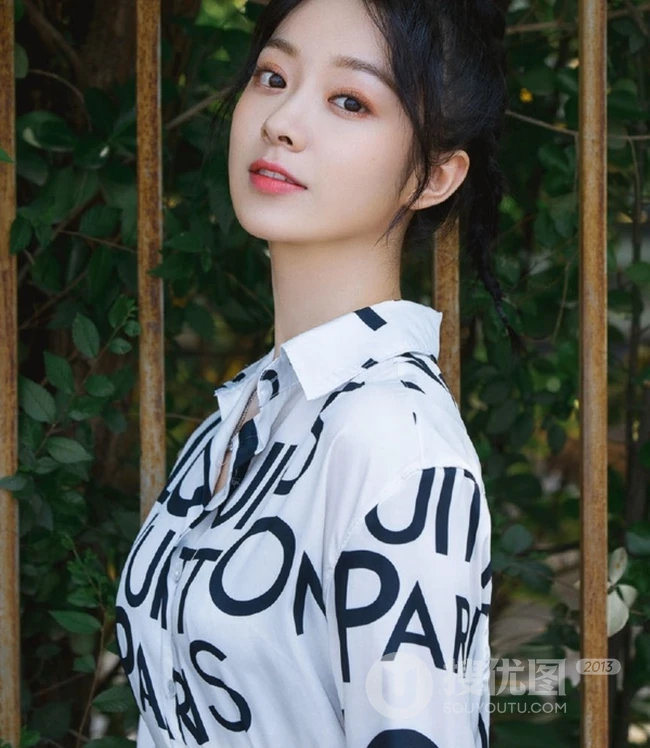 女明星徐好清新白色字母衬衫路边藤蔓前写真图片
