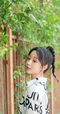 女明星徐好清新白色字母衬衫路边藤蔓前写真图片