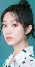 女明星徐好清新白色字母衬衫路边藤蔓前写真图片