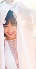 毛晓彤白色泳装海边游玩嬉闹气质写真图片