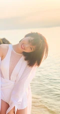 毛晓彤白色泳装海边游玩嬉闹气质写真图片