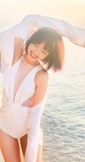毛晓彤白色泳装海边游玩嬉闹气质写真图片